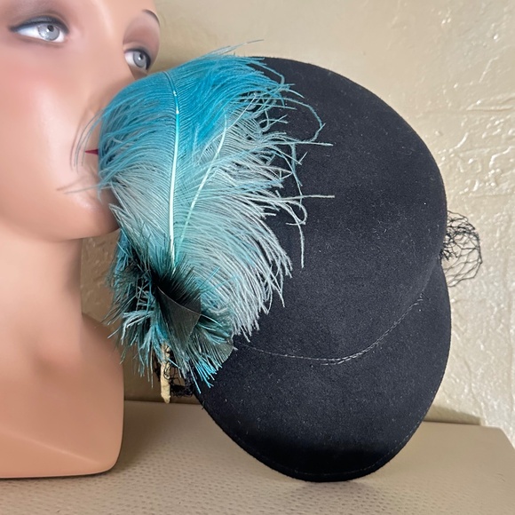 IMPRESSIVE 1940s\' BLACK FELT TILT HAT WITH AQUA FEATHER & BLACK VEIL main image 6